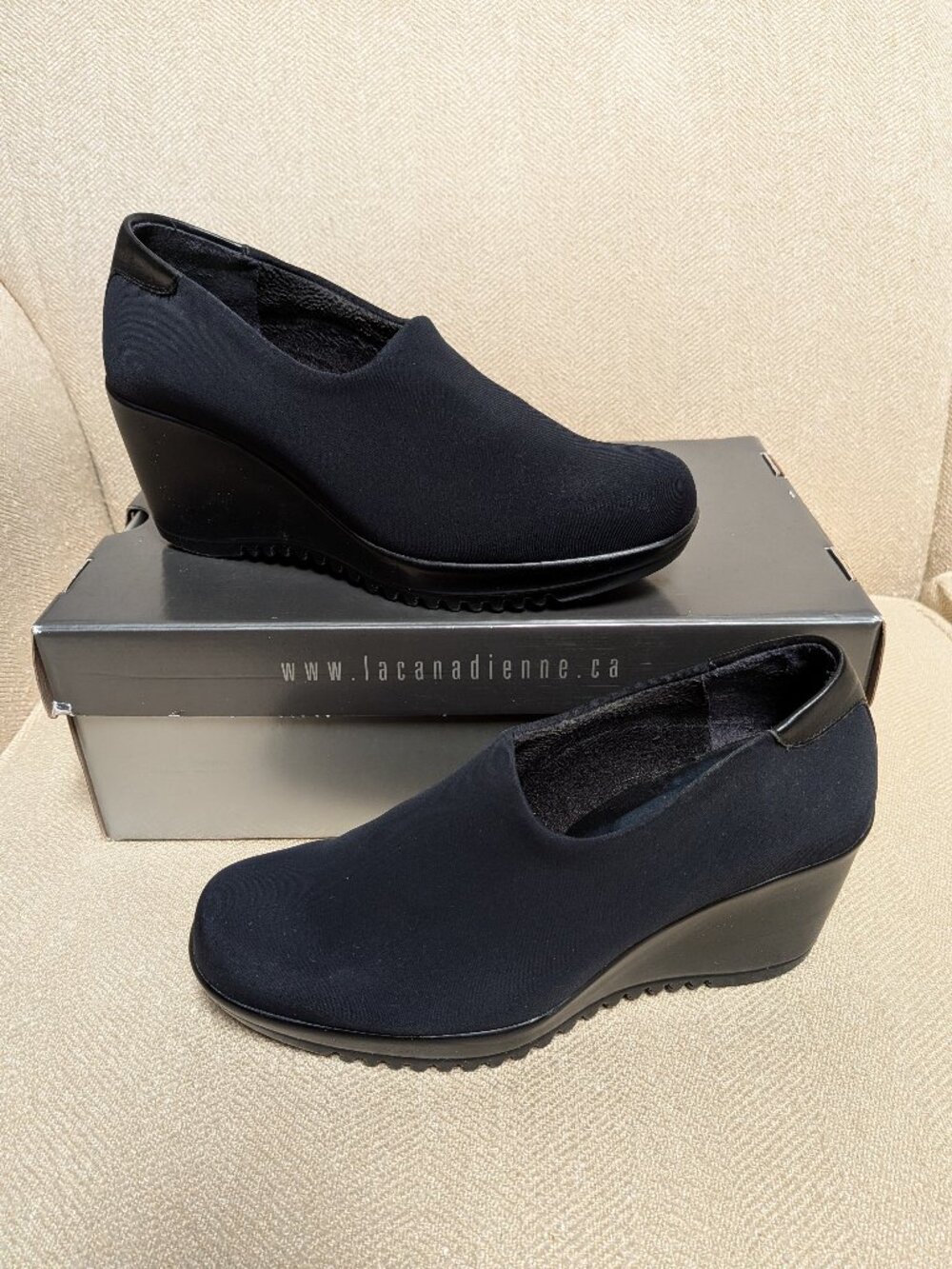 La CANADIENNE Women's Gina Wedge Heel Pump Size 7 Black